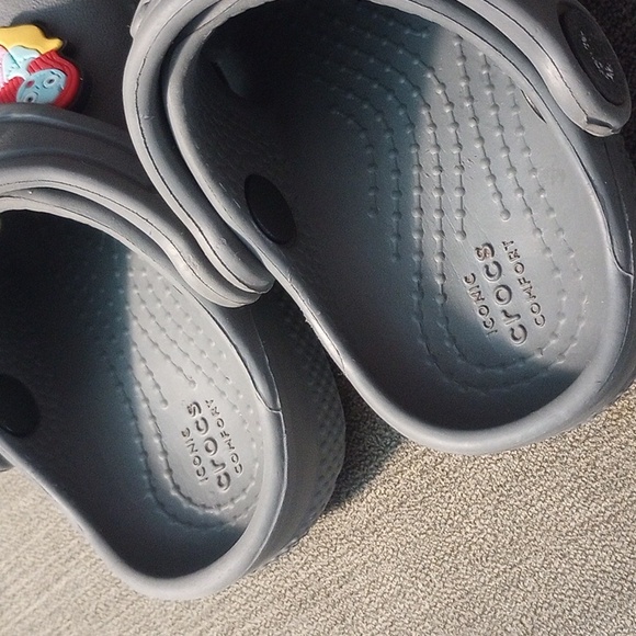 Toddler's Unisex Slate Grey Crocs Classic Clogs With Charms- Size C5 - Picture 5 of 8